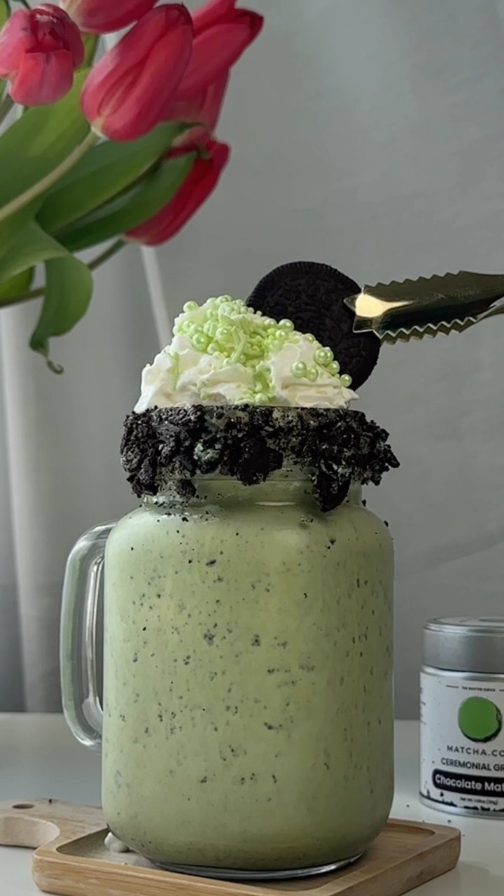 Mint Matcha Milkshake With Cookies & Cream Twist